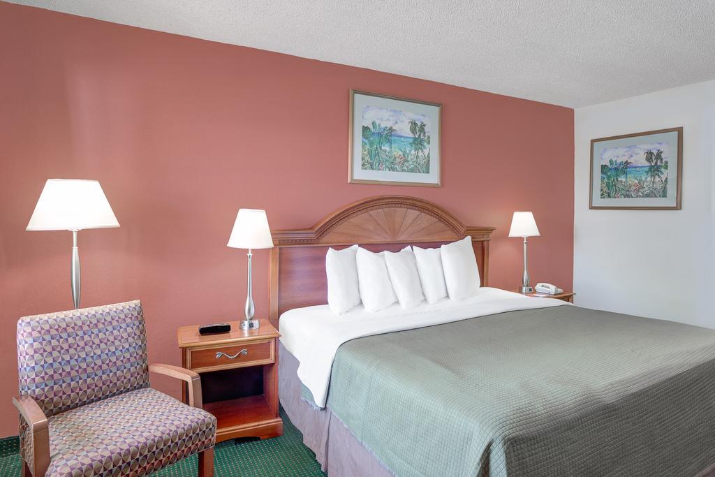 Howard Johnson By Wyndham Ft. Myers Fl Fort Myers Room photo