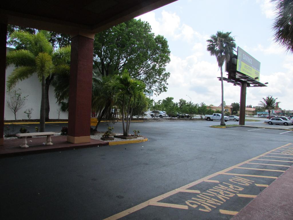 Howard Johnson By Wyndham Ft. Myers Fl Fort Myers Exterior photo